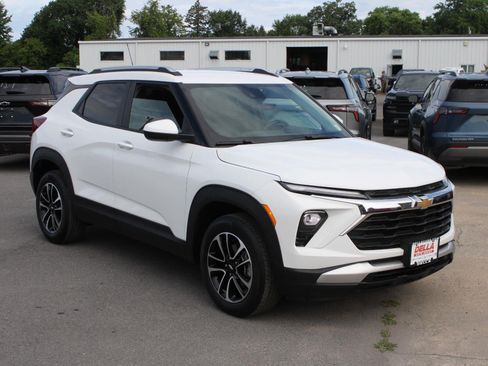Used 2025 Chevrolet TrailBlazer LT AWD/4WD image 3