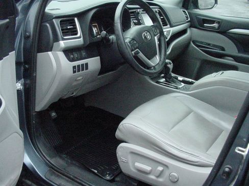 Used 2019 Toyota Highlander XLE image 4