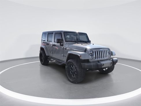 Used 2016 Jeep Wrangler Unlimited Sahara image 2