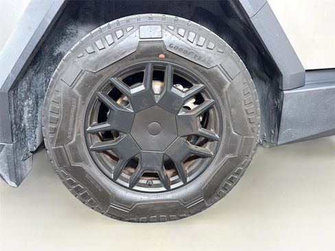 Used 2024 Tesla Cybertruck AWD Crew Cab image 27