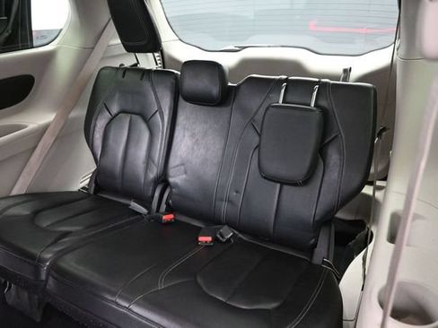 Used 2022 Chrysler Pacifica Touring-L FWD image 16