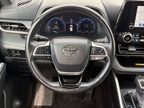 Used 2025 Toyota Highlander XSE AWD/4WD image 16