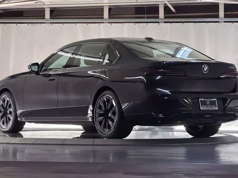 Used 2023 BMW 740i w/ Parking Assistance Package RWD image 3