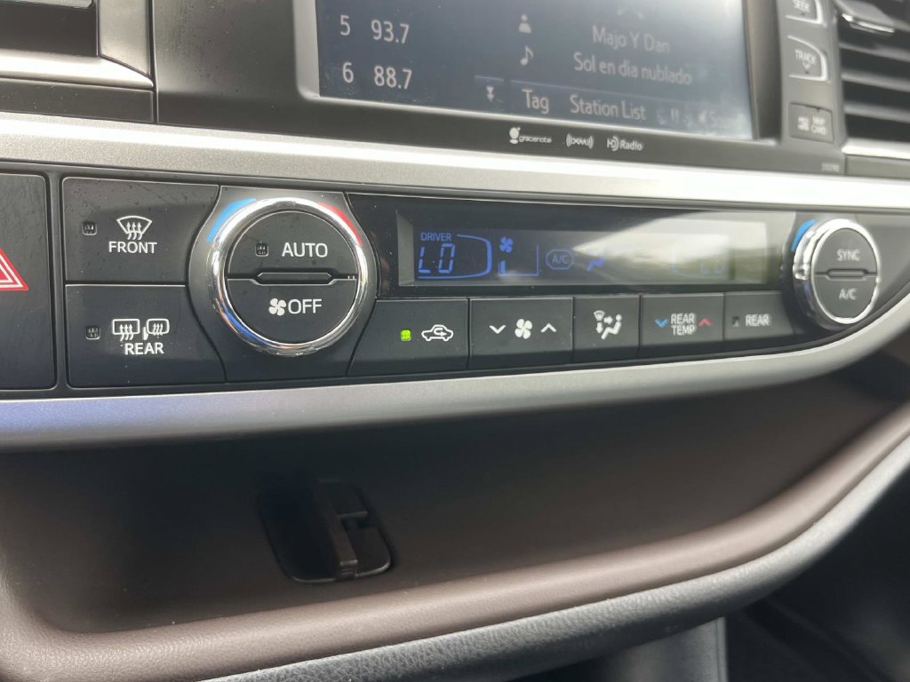Used 2019 Toyota Highlander XLE FWD image 42