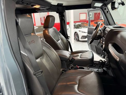 Used 2015 Jeep Wrangler Unlimited Sahara w/ Dual Top Group AWD/4WD image 19