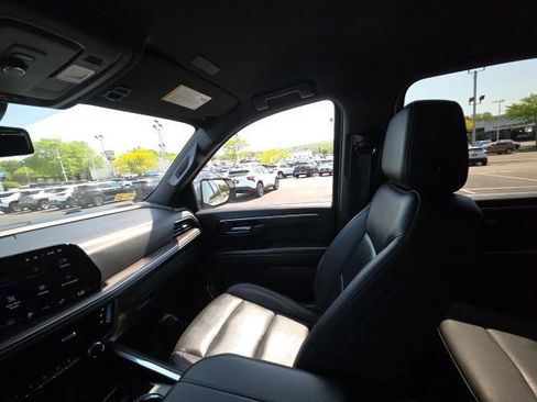 Used 2025 Chevrolet Suburban Z71 AWD/4WD image 25