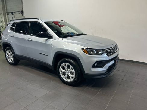 Used 2024 Jeep Compass Latitude AWD/4WD image 2