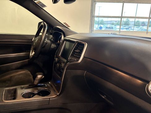 Used 2017 Jeep Grand Cherokee Altitude AWD/4WD image 16