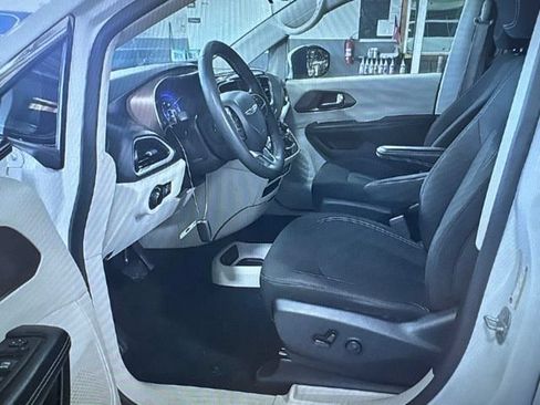 Used 2022 Chrysler Voyager LX FWD image 5