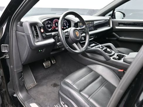Certified 2024 Porsche Cayenne S w/ Premium Package Plus (PP1) AWD/4WD image 4