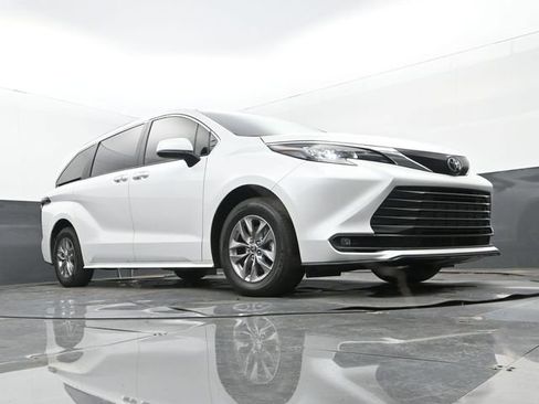Used 2026 Toyota Sienna XLE FWD image 24