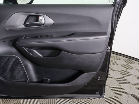 Used 2025 Chrysler Pacifica Select FWD image 21