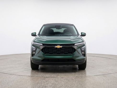 Used 2025 Chevrolet Trax LT FWD image 2