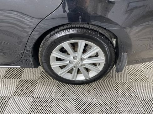 Used 2012 Toyota Camry XLE w/ Leather Pkg FWD image 14