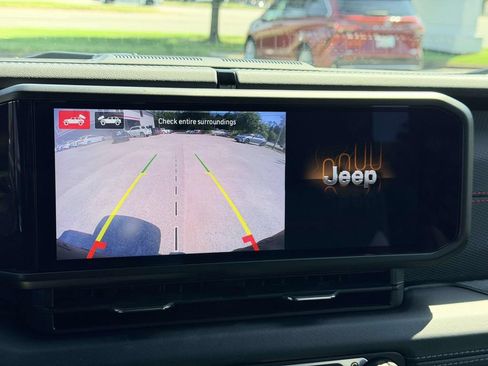 Used 2025 Jeep Wrangler Unlimited Rubicon AWD/4WD image 4