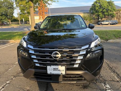 Used 2025 Nissan Rogue S AWD/4WD image 2