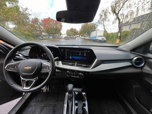 Used 2025 Chevrolet Trax LT w/ LT Convenience Package image 31