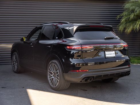 Certified 2023 Porsche Cayenne image 3