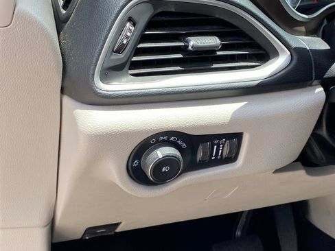 Used 2019 Chrysler Pacifica Touring-L FWD image 12
