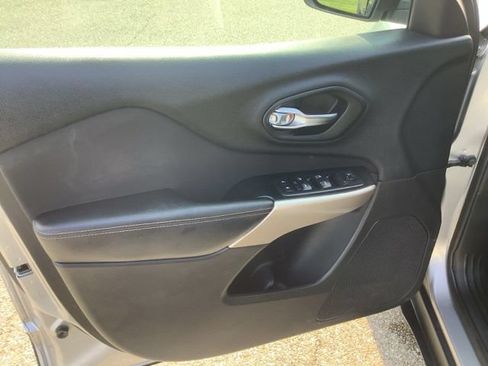 Used 2017 Jeep Cherokee Latitude w/ Safety/Convenience Group FWD image 10