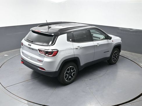 Used 2025 Jeep Compass Trailhawk AWD/4WD image 13