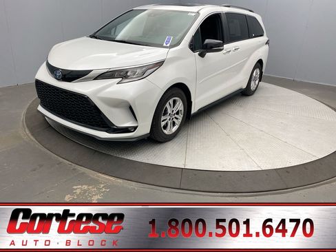Used 2023 Toyota Sienna LE AWD/4WD image 1