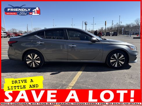 Used 2022 Nissan Altima 2.5 SV w/ SV Premium Package image 4