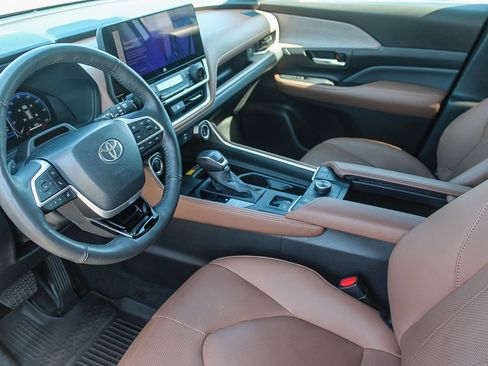 Certified 2024 Toyota Grand Highlander Platinum image 18