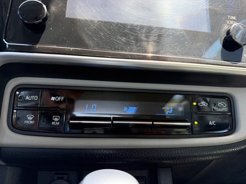 Used 2019 Toyota Corolla LE FWD image 11