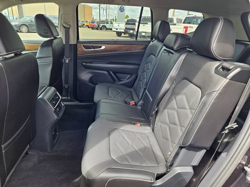 Used 2025 Volkswagen Atlas SE AWD/4WD image 24