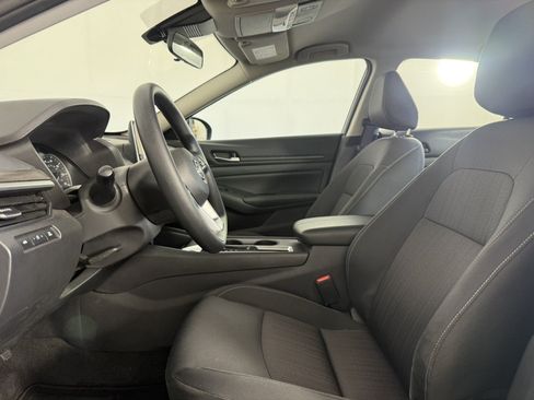 Used 2025 Nissan Altima 2.5 SV FWD image 11