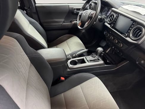 Used 2020 Toyota Tacoma TRD Sport w/ Technology Package image 4
