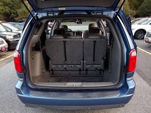 Used 2007 Chrysler Town & Country Limited FWD image 28
