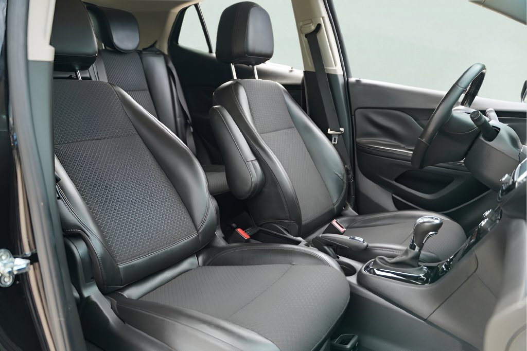 Used 2019 Buick Encore Sport Touring FWD image 23