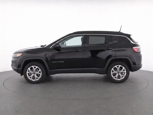 Used 2025 Jeep Compass Latitude w/ Sun & Sound Group AWD/4WD image 3