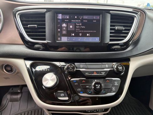 Used 2023 Chrysler Voyager LX image 16