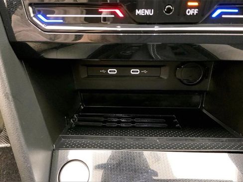 Used 2025 Volkswagen Taos SE w/ Panoramic Sunroof Package image 33