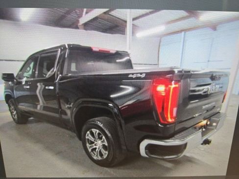 Used 2022 GMC Sierra 1500 SLT w/ SLT Convenience Package AWD/4WD image 4