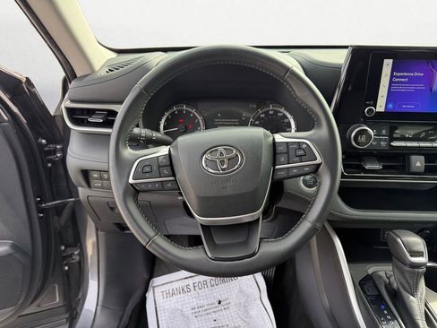 Used 2024 Toyota Highlander LE image 12