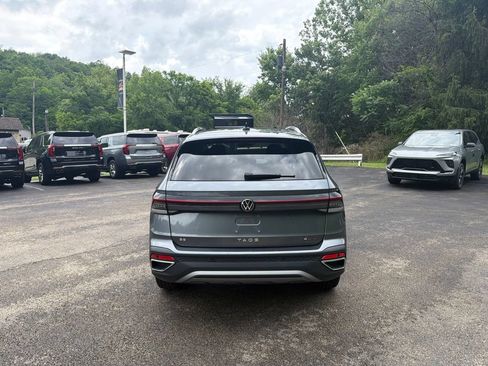 Used 2025 Volkswagen Taos SE AWD/4WD image 4