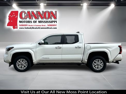 Used 2024 Toyota Tacoma SR5 AWD/4WD image 2
