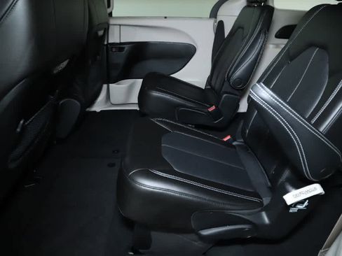 Used 2023 Chrysler Pacifica Touring-L image 14
