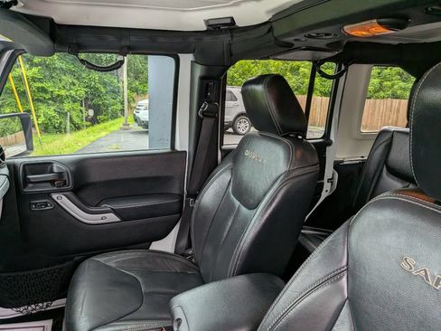 Used 2016 Jeep Wrangler Unlimited Sahara w/ Connectivity Group AWD/4WD image 14