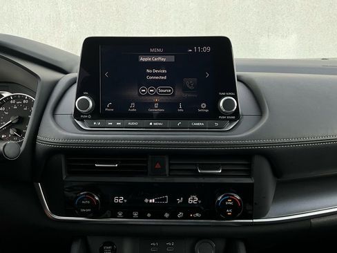 Used 2025 Nissan Rogue SV image 27