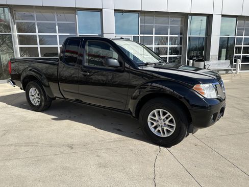 Used 2017 Nissan Frontier SV image 2