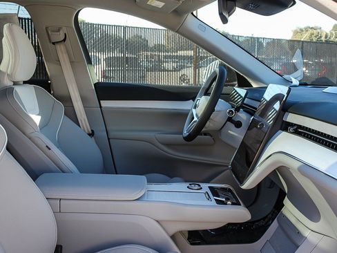 New 2025 Volvo EX90 Plus w/ Protection Package Premier image 19