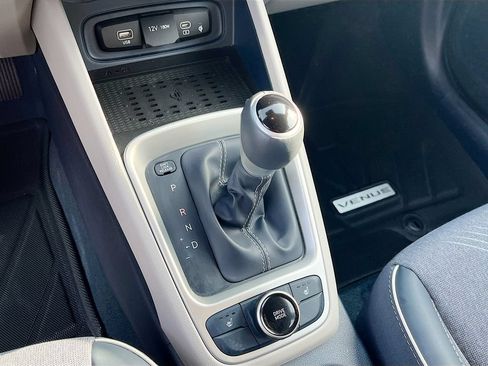 Used 2025 Hyundai Venue Limited FWD image 17