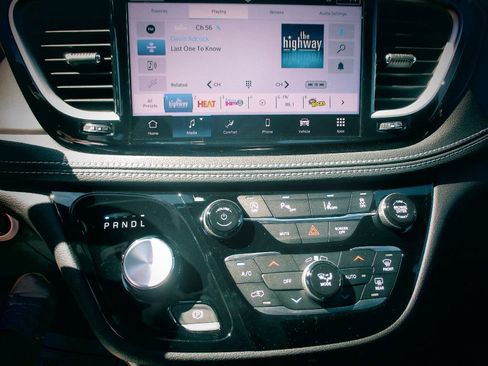 New 2026 Chrysler Pacifica Select image 8