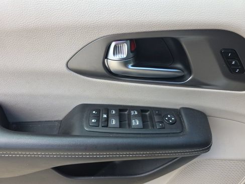 Used 2023 Chrysler Pacifica Touring-L FWD image 9
