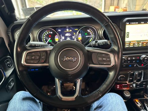 Used 2023 Jeep Wrangler Unlimited Rubicon 4xe w/ Cold Weather Group AWD/4WD image 17
